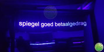 Lachspiegels met gelaserde tekst beschikbaar voor biedingen