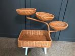 Vintage rotan serveermand met etagere, Ophalen of Verzenden, Zo goed als nieuw