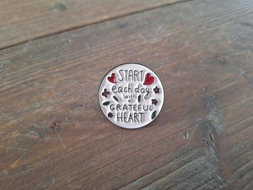 Pin met tekst - Start each day with grateful heart - te koop, Verzamelen, Speldjes, Pins en Buttons, Nieuw, Speldje of Pin, Overige onderwerpen