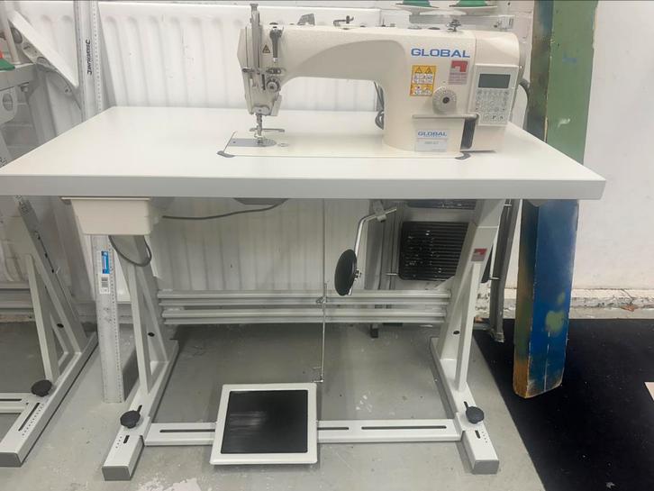 Global industriele naaimachine 3900 aut met onderstel, Hobby en Vrije tijd, Naaimachines en Toebehoren, Zo goed als nieuw, Naaimachine