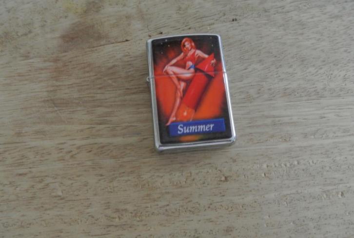 Zippo aansteker Summer PinUp 1996, Verzamelen, Rookartikelen, Aanstekers en Luciferdoosjes, Zo goed als nieuw, Aansteker, Ophalen of Verzenden