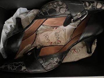 DYVA pumps met kittten heel - zwarte stof met gesp 41 beschikbaar voor biedingen