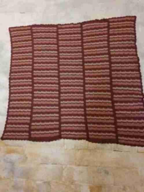 Vintage gehaakt kleed in aardetinten 148/136, Antiek en Kunst, Antiek | Kleden en Textiel, Ophalen of Verzenden