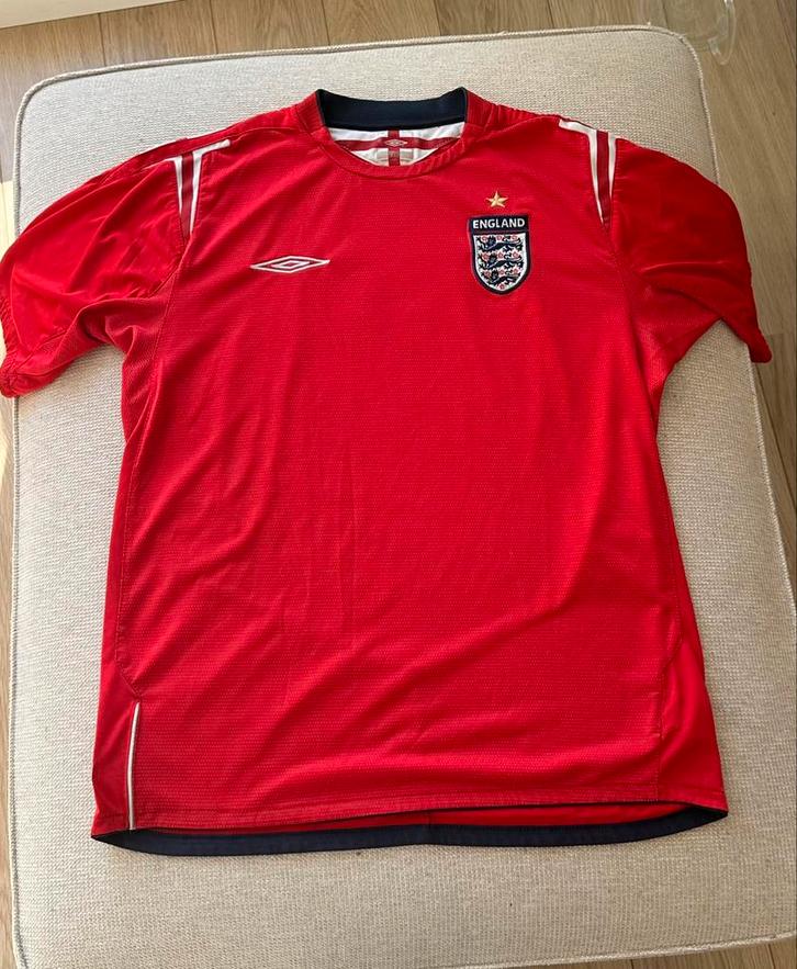 England Away Shirt 2002 – Umbro – M – Rood Three Lions, Sport en Fitness, Voetbal, Zo goed als nieuw, Shirt, Maat M, Ophalen of Verzenden
