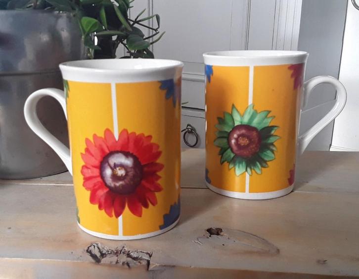 2 fleurige mokken / bekers zonnebloem / bloem / zonnebloeme, Huis en Inrichting, Keuken | Servies, Gebruikt, Kop(pen) en/of Schotel(s)