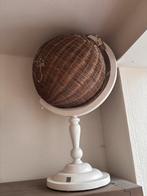 Grote Rivièra Maison wereldbol (rotan & hout), Huis en Inrichting, Woonaccessoires | Wereldbollen, Ophalen, Zo goed als nieuw