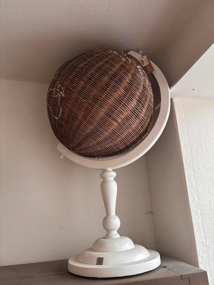 Grote Rivièra Maison wereldbol (rotan & hout), Huis en Inrichting, Woonaccessoires | Wereldbollen, Zo goed als nieuw, Ophalen