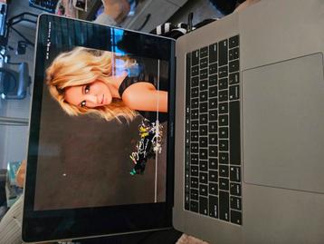 Zgan macbook pro uit 3ind 2018. Geen krassen beschikbaar voor biedingen