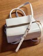 Wit beige handtas, met goudkleurige knopjes en gesp, Sieraden, Tassen en Uiterlijk, Tassen | Damestassen, Ophalen, Zo goed als nieuw
