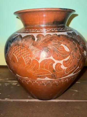 Vintage Aardewerk Vaas met Decoratief Motief beschikbaar voor biedingen
