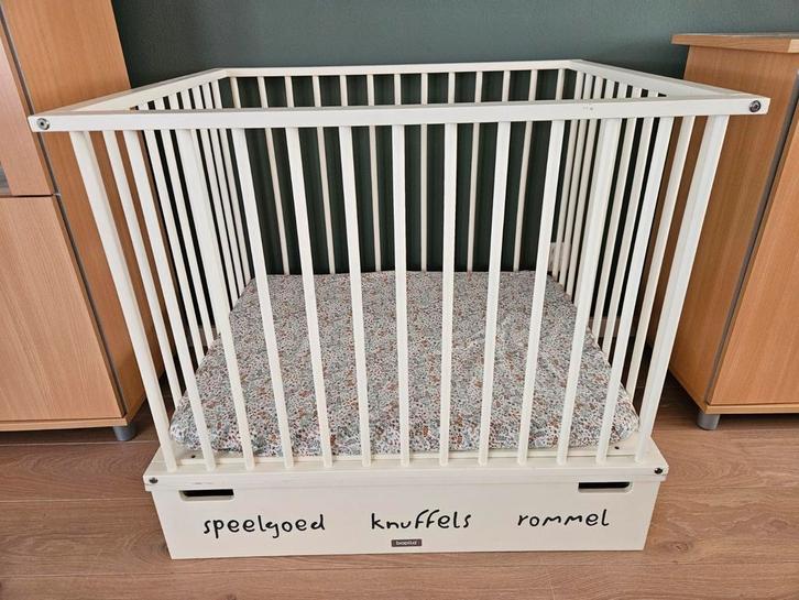Robuuste Bopita babybox met lade en boxmatras + hoeslaken, Kinderen en Baby's, Boxen, Gebruikt, Vierkant, In hoogte verstelbaar