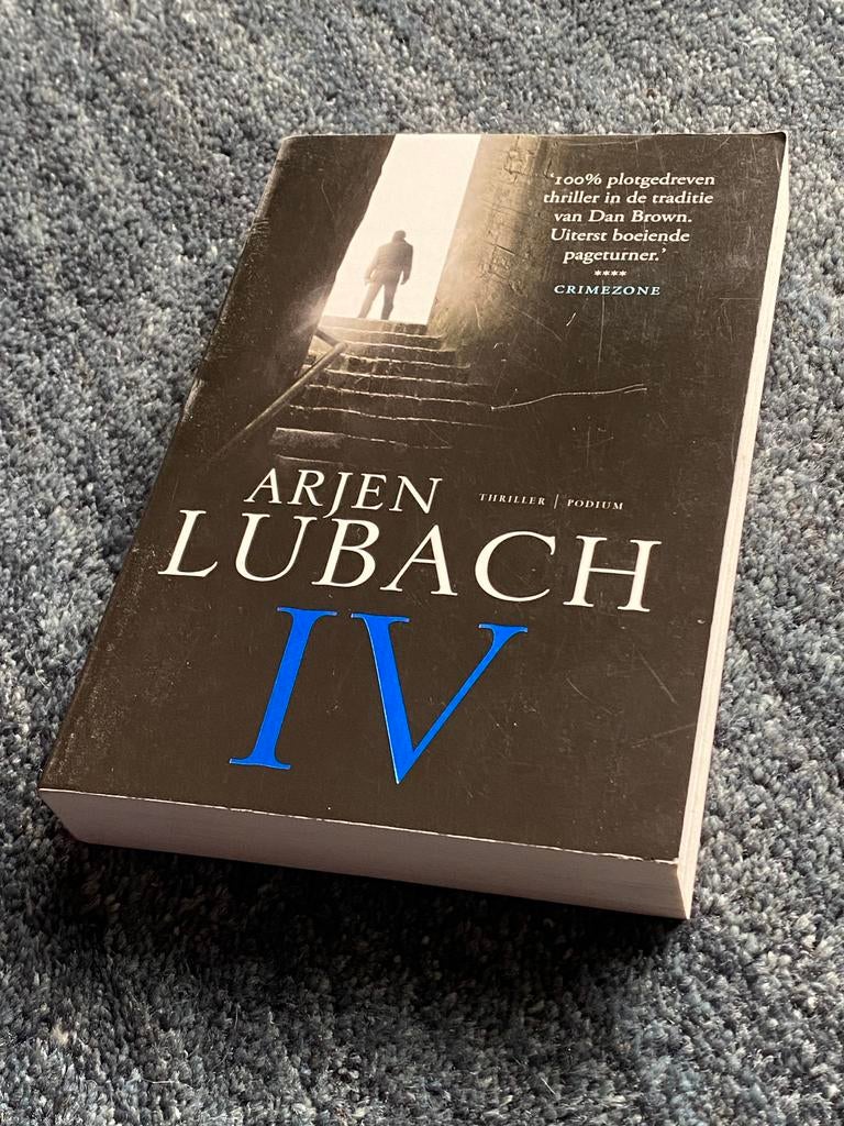 Arjen Lubach - IV, Boeken, Thrillers, Zo goed als nieuw, Ophalen of Verzenden