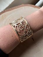 Elastische goudkleurige bloemen bangle cuff gaten patroon, Ophalen of Verzenden, Zo goed als nieuw, Goud