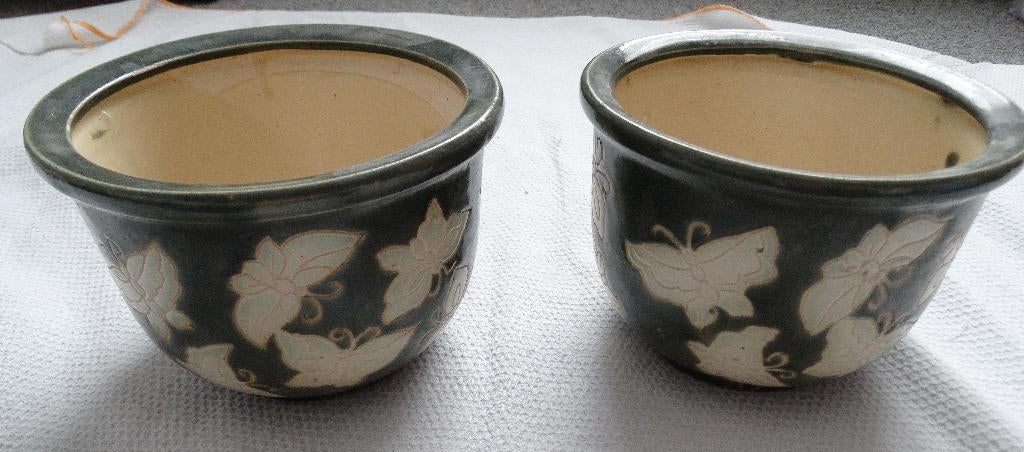 2 bloempotten groen met vlinders, Ophalen, Rond, Binnen, Zo goed als nieuw