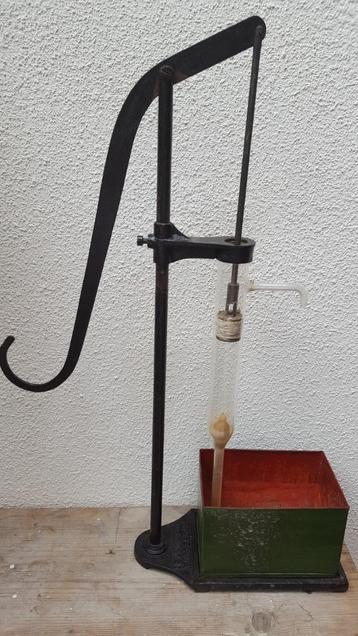 Antiek schoolmateriaal pomp model, jaren 30. beschikbaar voor biedingen