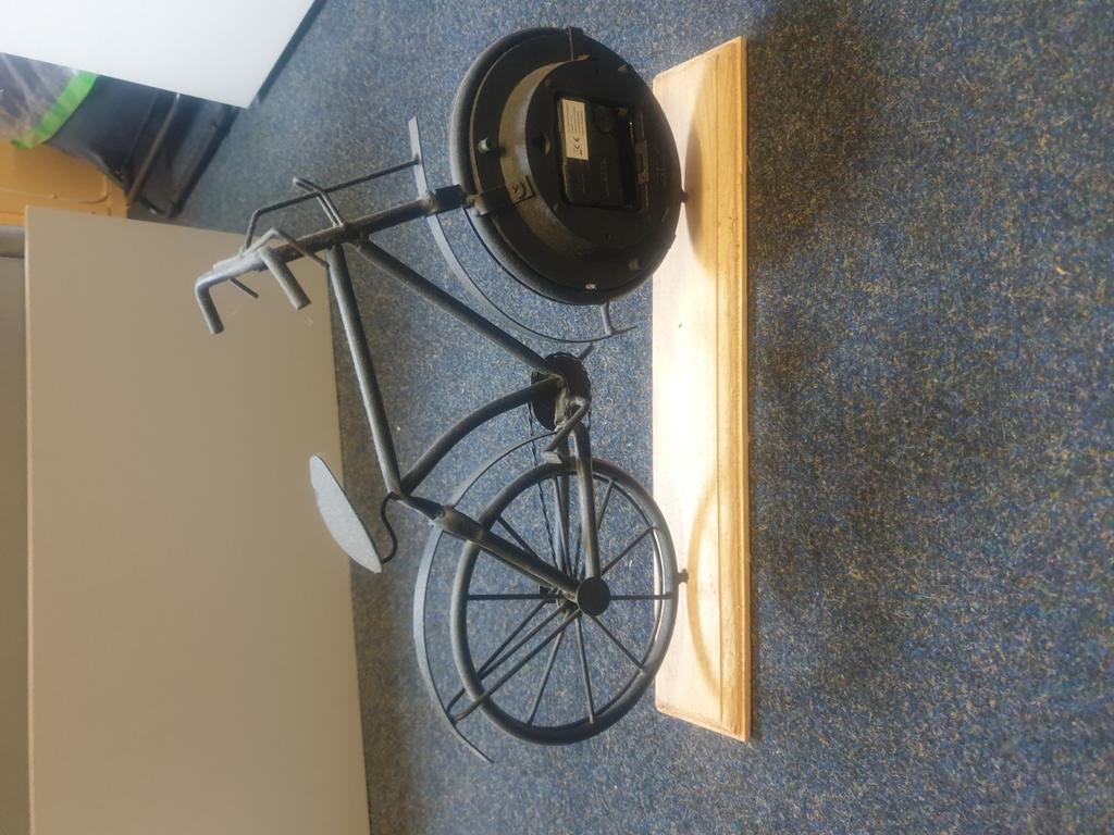 Metalen Fiets Klok op Houder, Huis en Inrichting, Woonaccessoires | Klokken, Ophalen of Verzenden, Gebruikt, Analoog, Wekker of Tafelklok