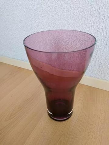 Vaas rood / paars glas beschikbaar voor biedingen