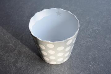 Popcornbak met stippen beschikbaar voor biedingen