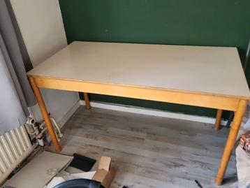 Wit bureau beschikbaar voor biedingen