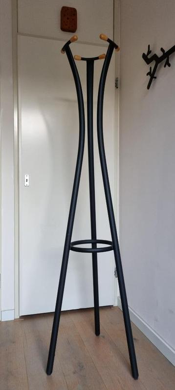 Staande design kapstok van merk Van Esch beschikbaar voor biedingen