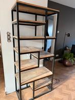 Kast in zeer goede staat, met twee fittingen voor lampen, Huis en Inrichting, Kasten | Overige, Ophalen