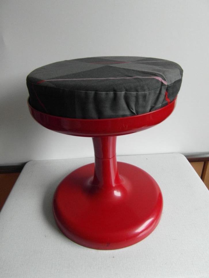 Tulp model kruk uit de jaren 70tig [Duits Design], Huis en Inrichting, Krukjes, Zo goed als nieuw, Kunststof, Ophalen of Verzenden