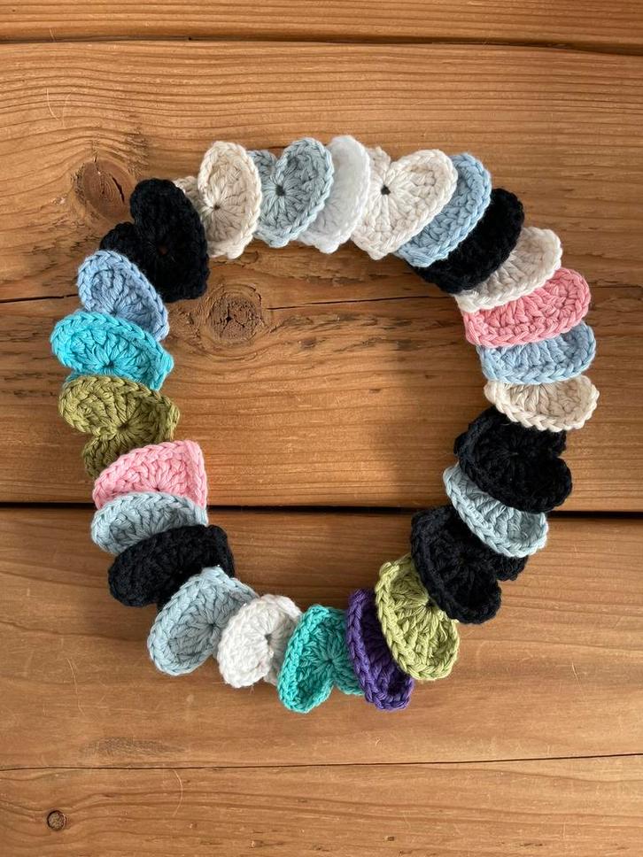 Gehaakte hartjes - 25 stuks, Hobby en Vrije tijd, Scrapbooking, Zo goed als nieuw, Versiering of Embellishment, Ophalen of Verzenden