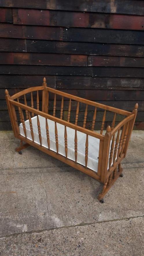 Houten wieg op wieltjes, Kinderen en Baby's, Babywiegjes en Ledikanten, Zo goed als nieuw, Wieg, Ophalen