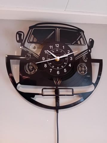 VW Bus Klok Vinyl - Kleurrijk Design beschikbaar voor biedingen