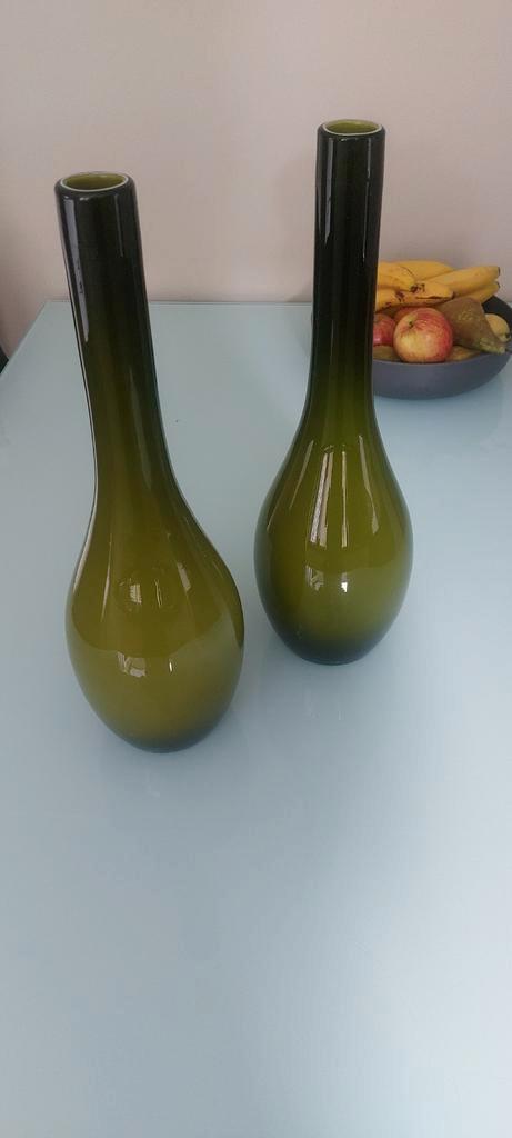 Twee slanke groen glazen vazen, Huis en Inrichting, Woonaccessoires | Vazen, Zo goed als nieuw, Groen, Minder dan 50 cm, Glas