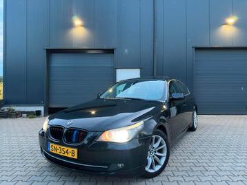 BMW 5-Serie 3.0 I 525 AUT 2008 Zwart | PANO | trekhaak | beschikbaar voor biedingen