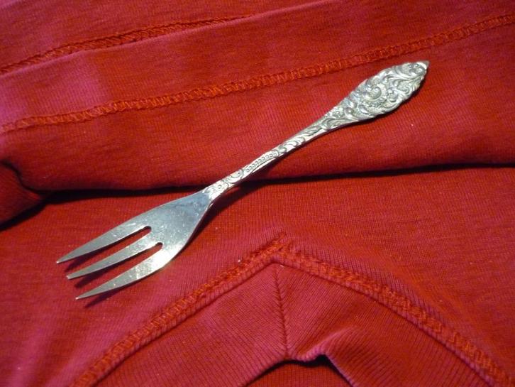 Vintage gebaksvork met mooi bewerkte steel, Antiek en Kunst, Antiek | Bestek, Verzenden