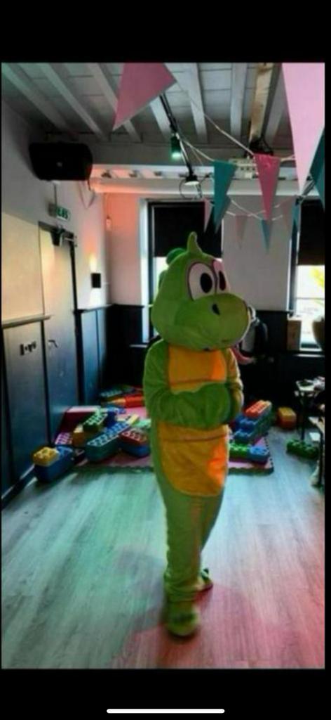 Mascotte Dino te huur inclusief acteur, Hobby en Vrije tijd, Feestartikelen | Verhuur, Zo goed als nieuw, Overige, Ophalen of Verzenden