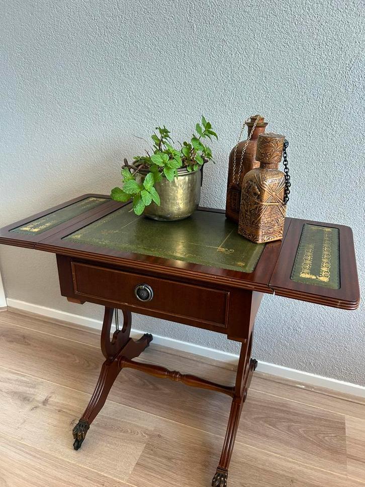 Bevan Funell antieke bijzettafel (met ingelegd leer), Huis en Inrichting, Tafels | Sidetables, Gebruikt, 25 tot 50 cm, 50 tot 100 cm