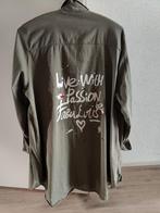 Super mooie legergroene blouse tuniek, rugpand opdruk travel, Ophalen of Verzenden, Zo goed als nieuw, Maat 46/48 (XL) of groter