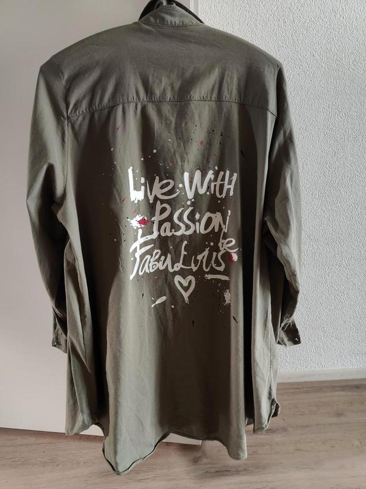 Super mooie legergroene blouse tuniek, rugpand opdruk travel, Kleding | Dames, Blouses en Tunieken, Zo goed als nieuw, Maat 46/48 (XL) of groter