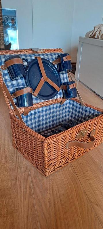 Picknickmand gevuld  beschikbaar voor biedingen