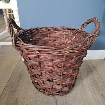 Mooie rieten mand met handvatten beschikbaar voor biedingen