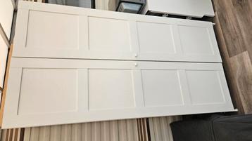 IKEA pax kast met een roede en een plank beschikbaar voor biedingen