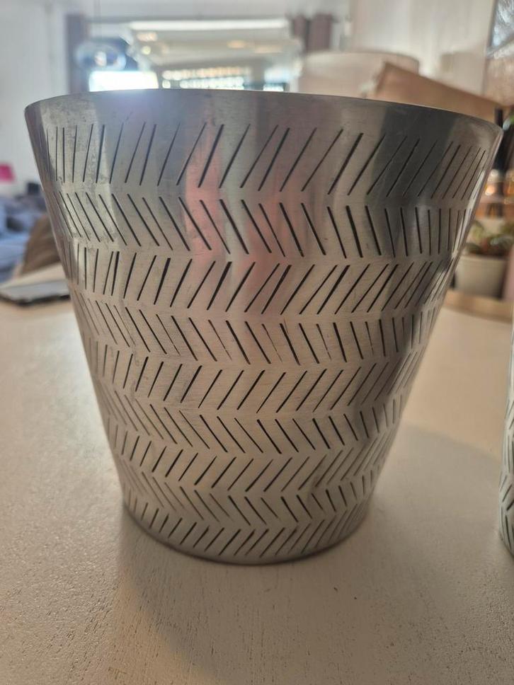 Metalen Bloempot H&M - Stijlvol Design!, Tuin en Terras, Bloempotten, Zo goed als nieuw, Metaal, Binnen, Balkon, Minder dan 40 cm
