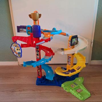 4 verschillende Toet Toet Auto's banen van Vtech.  beschikbaar voor biedingen