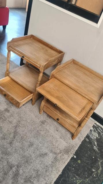Twee nachtkastjes hout  beschikbaar voor biedingen
