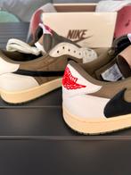 NIKE AIR JORDAN 1 LOW TRAVIS SCOTT MEDIUM OLIVE, Kleding | Heren, Schoenen, Overige kleuren, Nike, Nieuw, Ophalen of Verzenden
