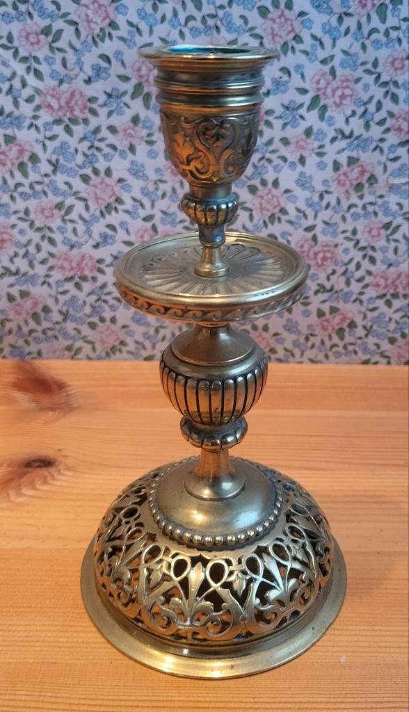 Kandelaar met opengewerkte voet, Antiek en Kunst, Antiek | Kandelaars, Overige materialen, Ophalen of Verzenden