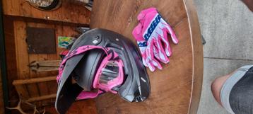 HJC helm met roze accessoires in maat XS  beschikbaar voor biedingen