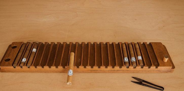 Sigaren houder voor 21 stuks, vintage hout, Verzamelen, Rookartikelen, Aanstekers en Luciferdoosjes, Gebruikt, Tabaksdoos of Verpakking