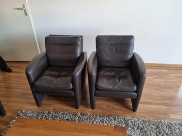 Twee Donkerbruine Lederen Fauteuils beschikbaar voor biedingen