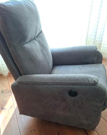 Nieuwe grijze relaxstoel relaxfauteuil model Abildskov Ehv  beschikbaar voor biedingen