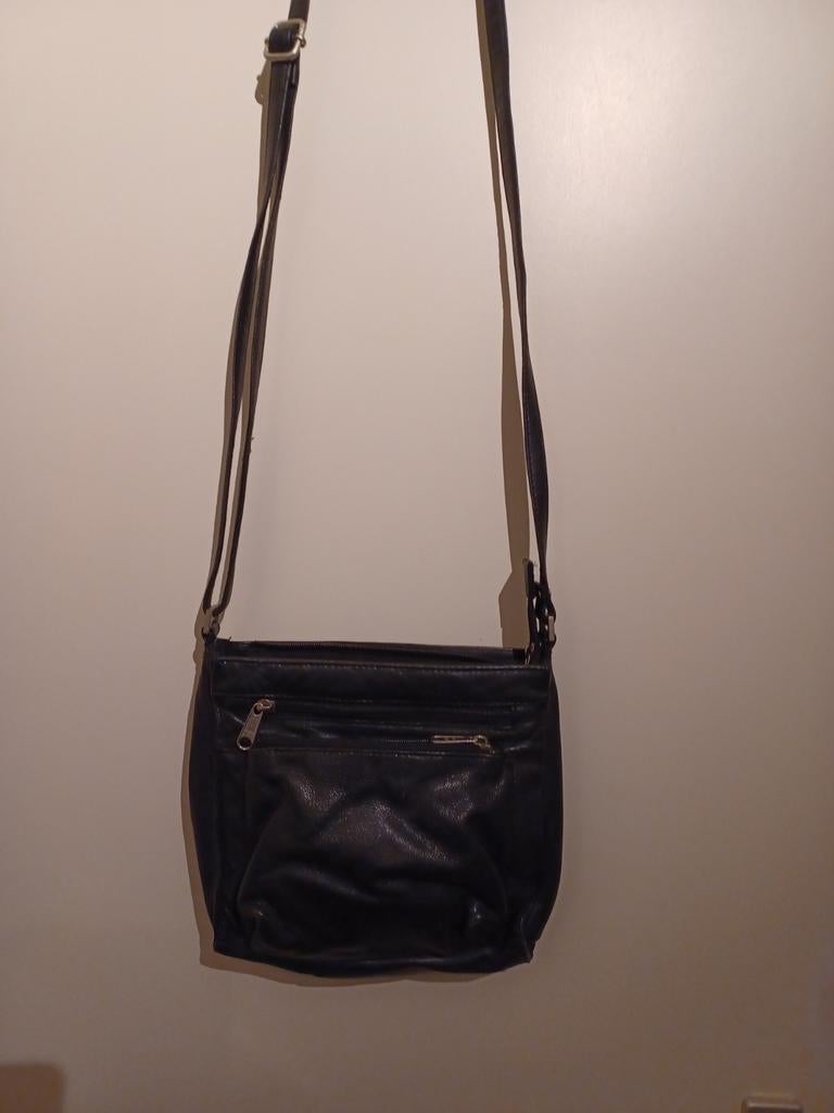 Zwarte leren schoudertas. Lengte23cm.breedte 26 cm. Diep 9 c, Ophalen of Verzenden, Zo goed als nieuw, Zwart, Schoudertasje