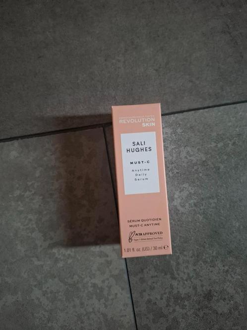 Revolution skincare Sali hughes must vitamin c serum (78), Sieraden, Tassen en Uiterlijk, Uiterlijk | Gezichtsverzorging, Nieuw